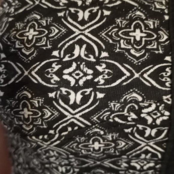 Boho Black & White hook & eye closure Crop Top - Picture 4 of 4